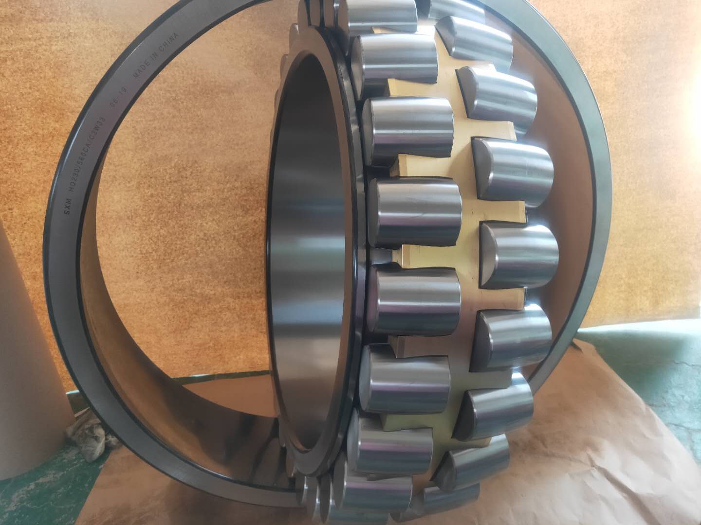 Gold Bearing Supplier Manufacturing  C3 Clearance Railway Crane Spherical Roller Bearing