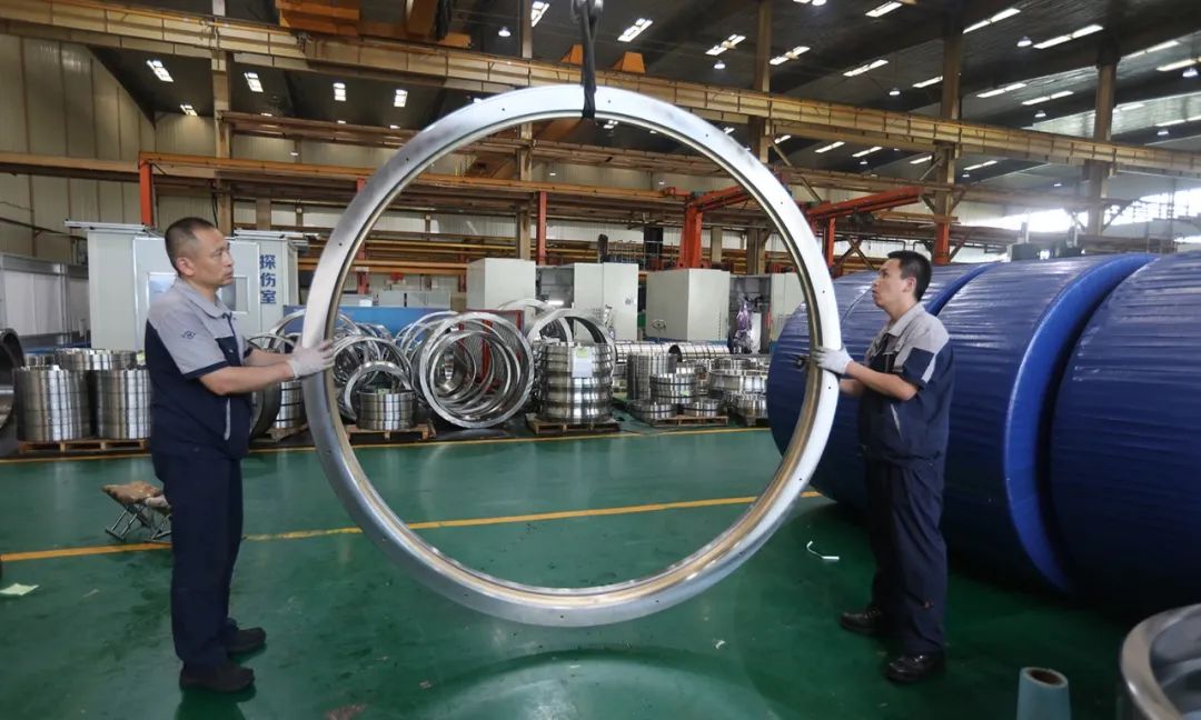 The employees of ZWZ Group's Extra Large Bearing Branch are assembling machine tool spindle bearings.