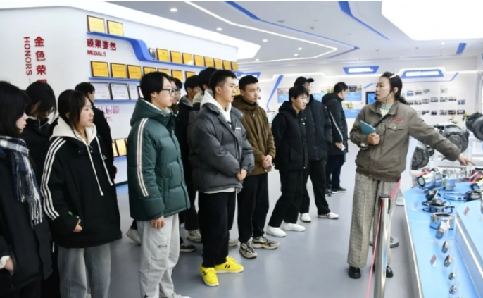 Teachers and students of Gansu Mechanical and Electrical Vocational Technical College visited Hailin Company for a study tour