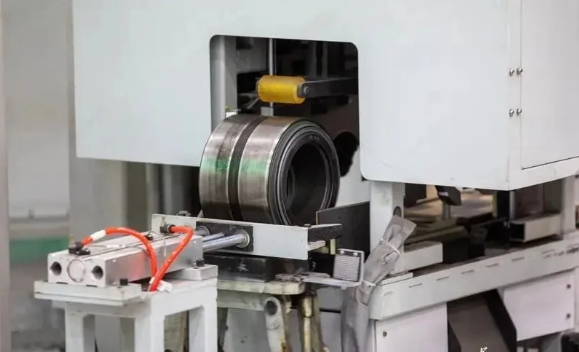 China's first unmanned railway bearing press line put into use in Shaanxi.png